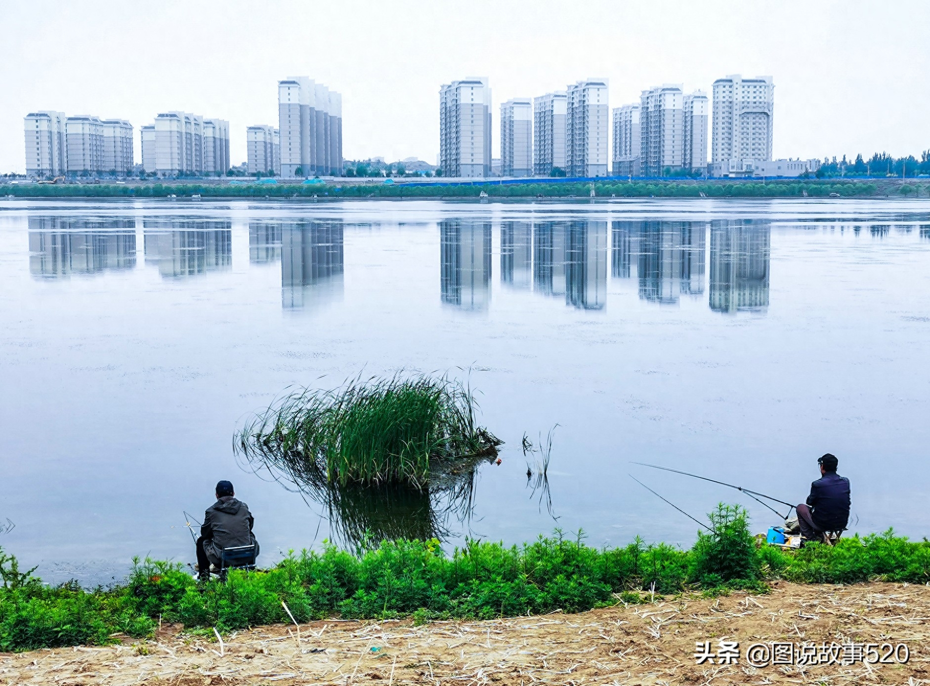 北方水城：4根钢管湖上搭个“钓鱼台”，钓鱼大爷成最厉害大爷