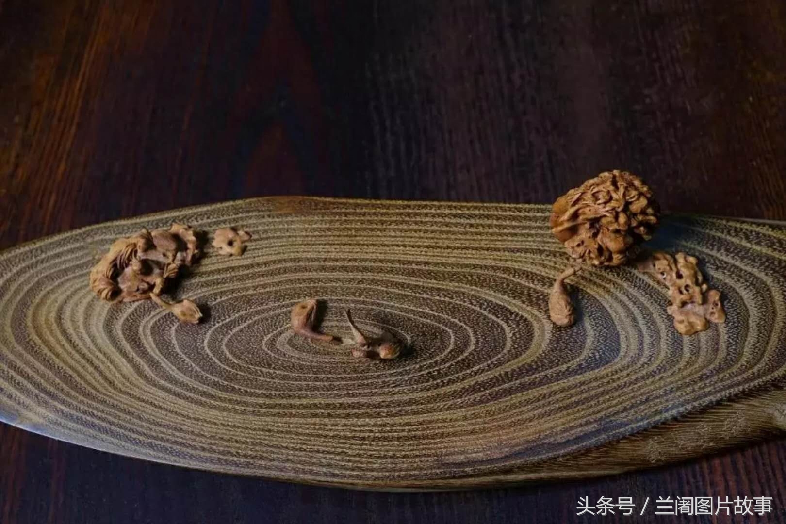 核雕：传统民间微型雕刻工艺，这件《君子四爱》的刻画惟妙惟肖